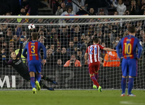 Gameiro đá hỏng penalty cho Atletico