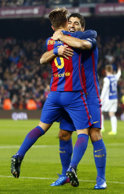
Hai chân sút cùng họ Suarez chia vui sau khi lập công
