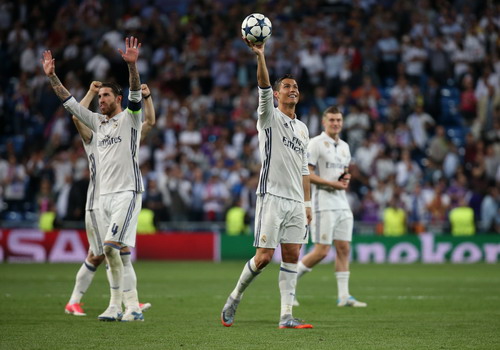 Ronaldo được nhận quả bóng sau cú hat-trick trong trận