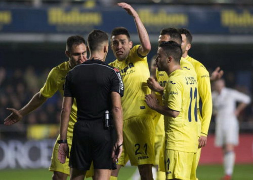 Các cầu thủ Villarreal khiếu nại quả phạt đền với trọng tài Jesus Gil