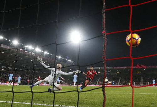 Joshua King sút cháy lưới Man City