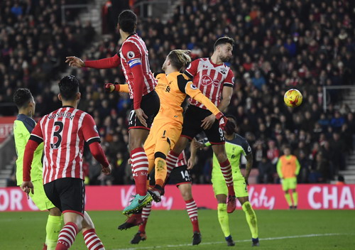 Thủ môn Loris Karius vất vả trước các chân sút Southampton