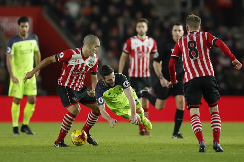 Adam Lallana trong vòng vây các đồng đội cũ ở Southamptton