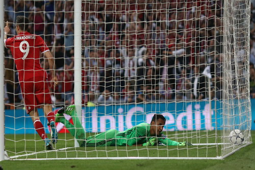 Lewandowski sút thắng phạt đền, Bayern mở tỉ số