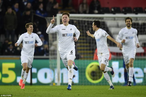 Alfie Mawson vui mừng sau bàn mở tỉ số