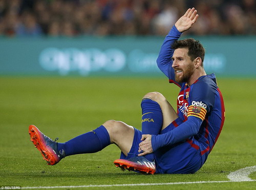Messi bị đeo bám quá rát, dính chấn thương