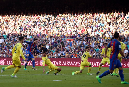 Messi lập siêu phẩm, Barcelona giữ chắc ngôi đầu La Liga - Ảnh 3.