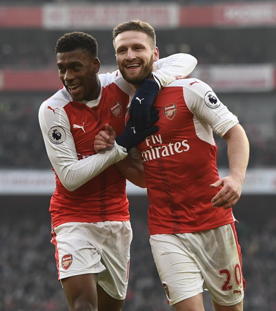 Mustafi (phải) ghi bàn đầu tiên cho Arsenal