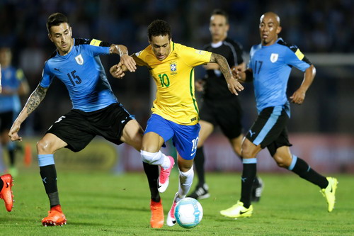 
Neymar khiến hàng thủ Uruguay lao đao, vất vả cả trận...
