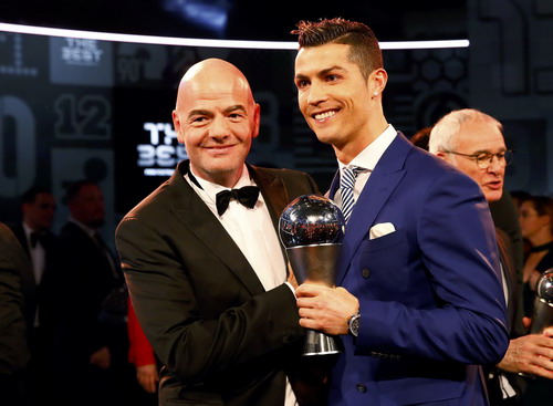 
Chủ tịch FIFA trao giải thưởng Cầu thủ xuất sắc nhất năm cho Ronaldo
