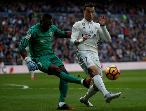 Ronaldo bất lực tìm đường vào khung thành của Kameni