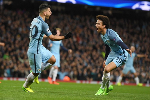 Leroy Sane (phải) ghi bàn ấn định tỉ số 5-3