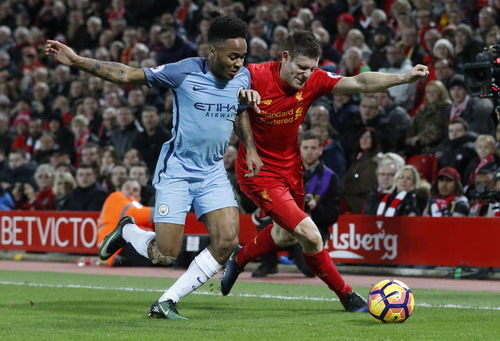 Raheem Sterling tranh chấp bóng với James Milner