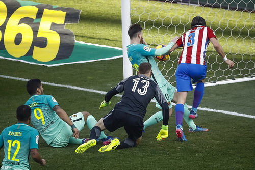 Thủ môn Jan Oblak vất vả trước các chân sút Barcelona