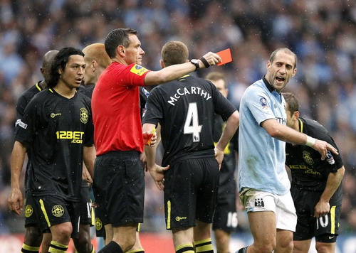 Trọng tài Marriner rút thẻ đỏ cho Zabaleta (Man City) ở chung kết League Cup 2013