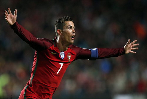 Ronaldo vui mừng sau bàn thắng thứ 70 cho Bồ Đào Nha