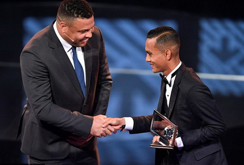 Huyền thoại Ronaldo trao giải thưởng cho Subri