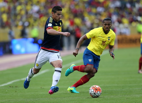 James Rodriguez (trái) đưa Colombia trở lại đường đua