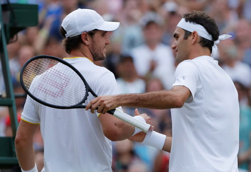 Djokovic lạnh lùng thoát hiểm, Federer chờ đối đầu tiểu Federer - Ảnh 5.