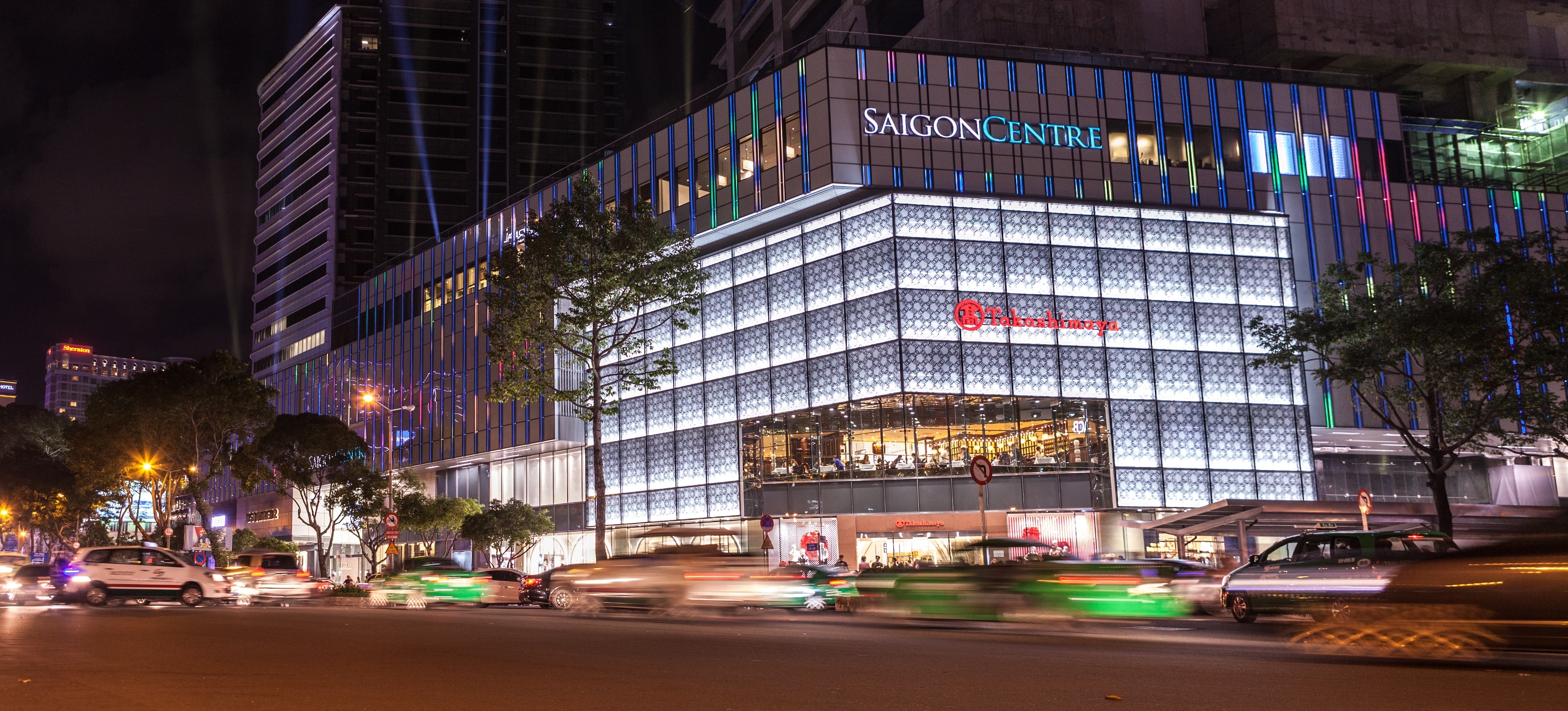 
Trung tâm thương mại Takashimaya sầm uất tọa lạc tại tòa nhà Saigon Centre.
