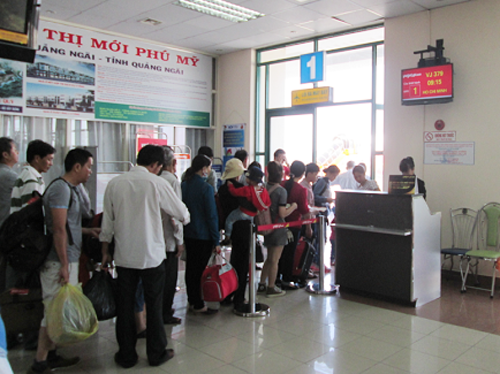 
Hành khách đang làm thủ tục lên máy bay tại sân bay Chu Lai - Ảnh mang tính minh họa
