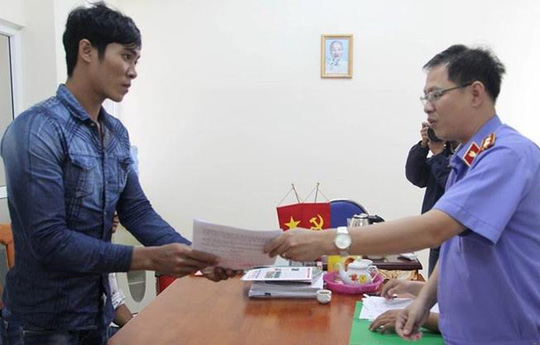 VKSND huyện Bình Chánh trao quyết định đình chỉ cho Ong Văn Sệt