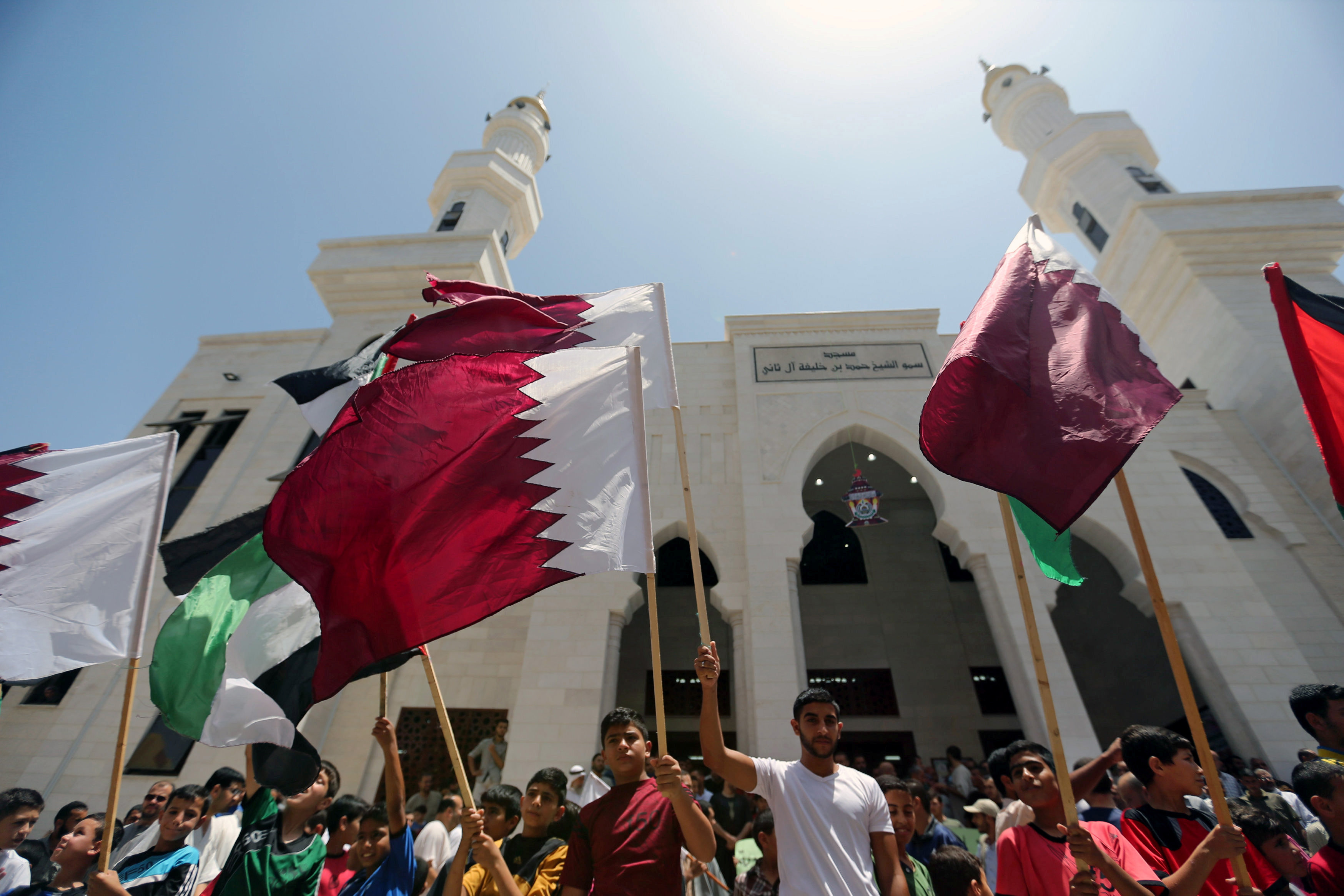 Khủng hoảng ngoại giao giữa Qatar và Bahrain đã được giải quyết một cách tích cực sau nhiều tháng bất đồng. Sự hàn gắn này đã mang lại nhiều lợi ích cho cả hai quốc gia và khu vực Trung Đông nói chung. Hãy xem ảnh liên quan để tìm hiểu thêm về những đóng góp tích cực của Qatar và Bahrain để đảm bảo sự ổn định và hòa bình trong khu vực.