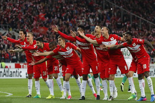 CĐV Spartak Moscow giật sập khung thành mừng đội nhà vô địch - Ảnh 2.