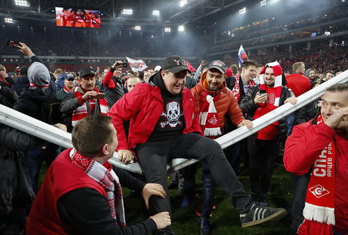 CĐV Spartak Moscow giật sập khung thành mừng đội nhà vô địch - Ảnh 7.