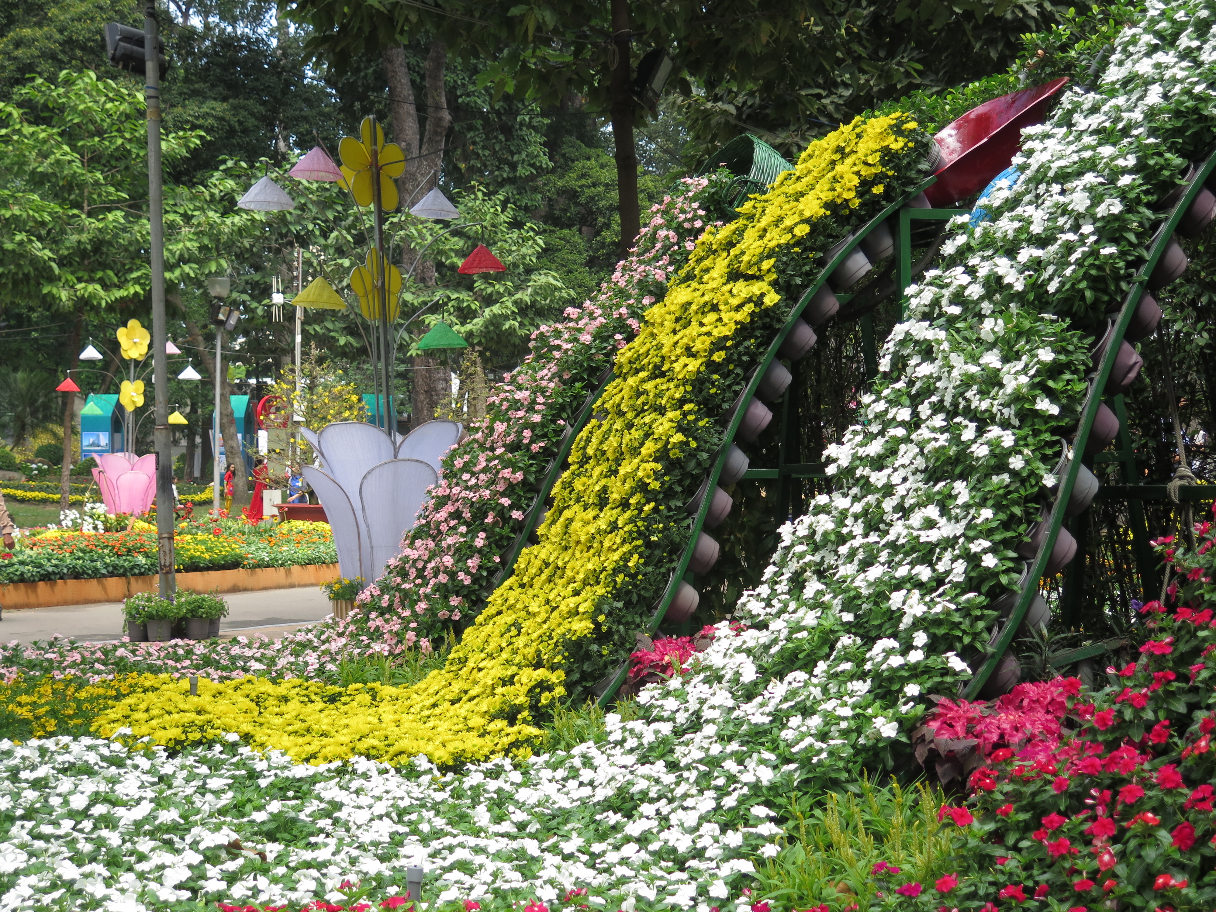 Hội Hoa Xuân - một sự kiện văn hóa đặc sắc được tổ chức hàng năm tại Việt Nam. Tại đây, bạn không thể nhận được gì ngoài những trải nghiệm tuyệt vời, những mảnh trời hoa và sự đoàn kết của cộng đồng.