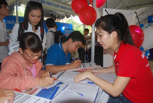 Sinh viên đăng ký tìm việc làm tại ngày hội việc làmẢnh: Tấn Thạnh