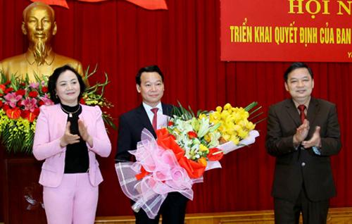
Bí thư Tỉnh ủy, Chủ tịch UBND tỉnh Yên Bái Phạm Thị Thanh Trà (bìa trái) chúc mừng ông Đỗ Đức Duy - Ảnh: Báo Yên Bái
