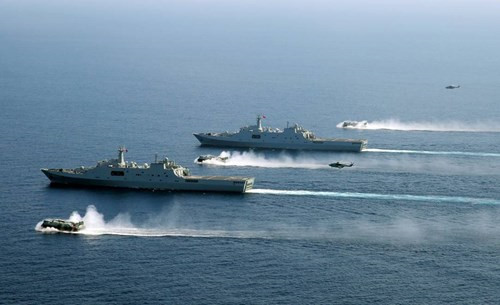 Hình ảnh 2 tàu đổ bộ Trung Quốc Tỉnh Cương Sơn và Côn Lôn Sơn tập trận ở Biển Đông - Ảnh: Global Times.