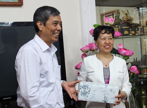 Ông Nguyễn Văn Khải, Phó Chủ tịch thường trực LĐLĐ TP HCM tặng quà lưu niệm cho đại diện Công hội Vân Nam