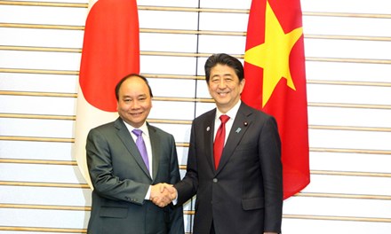 Thủ tướng Nhật Bản Shinzo Abe đón Thủ tướng Nguyễn Xuân Phúc tháng 5-2016 - Ảnh: TTXVN