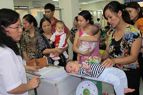 Nhiều cha mẹ đã tìm đến bác sĩ dinh dưỡng để giảm nguy cơ mắc các bệnh do dinh dưỡng không hợp lý