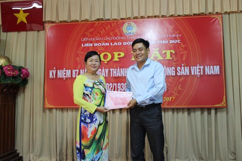 Bà Nguyễn Thị Ngọc Đức, Chủ tịch LĐLĐ quận Thủ Đức, trao danh sách đoàn viên ưu tú để Quận ủy Thủ Đức xem xét, kết nạp