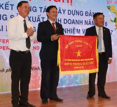 Lãnh đạo SAMCO nhận cờ thi đua xuất sắc của Bộ Giao thông Vận tải