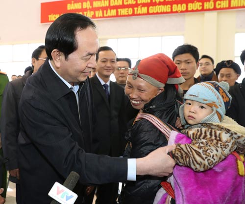 Chủ tịch nước Trần Đại Quang thăm hỏi, tặng quà, chúc Tết bà con các dân tộc xã Bản Khoang, huyện Sa Pa, tỉnh Lào Cai Ảnh: TTXVN
