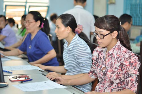 Các thí sinh tham gia hội thi tin học văn phòng do LĐLĐ quận Tân Bình, TP HCM tổ chức