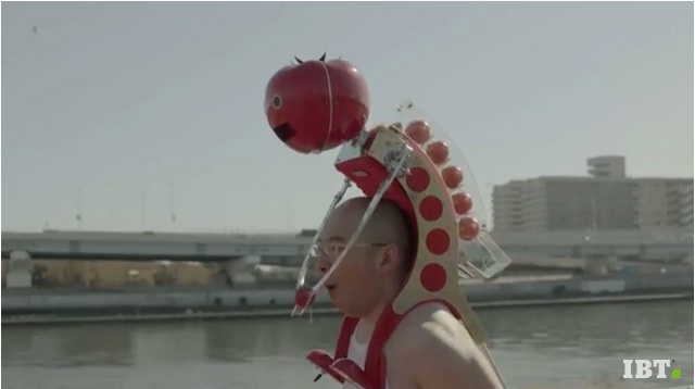 
Robot đút cà chua Tomatan. Ảnh cắt từ YouTube.
