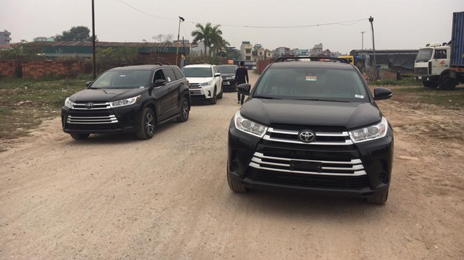 Chi tiết Toyota Highlander LE 2017 giá hơn 2 tỷ tại Việt Nam