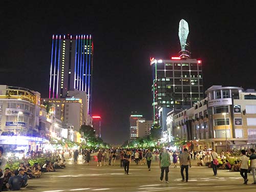 Du khách và người dân TP HCM đang vui chơi trên phố đi bộ Nguyễn HuệẢnh: Phương Danh