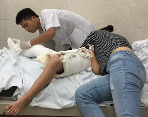 
Học sinh Trần Chí Kiên bị ô tô tông gãy chân trong sân trường đã phải nghỉ học hơn 1 tháng rưỡi
