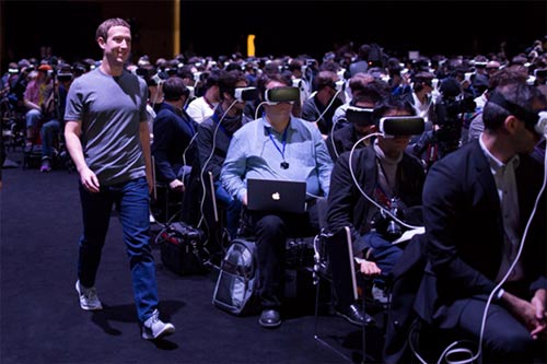 Hình ảnh biểu tượng cho thời của VR, Mark Zuckerberg bước lên sân khấu giữa rừng người đang theo dõi sự kiện bằng VR Ảnh: Internet