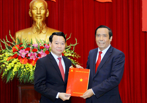 
Phó trưởng ban Thường trực Ban Tổ chức Trung ương Nguyễn Thanh Bình (phải) trao quyết định cho ông Đỗ Đức Duy - Ảnh: Báo Yên Bái
