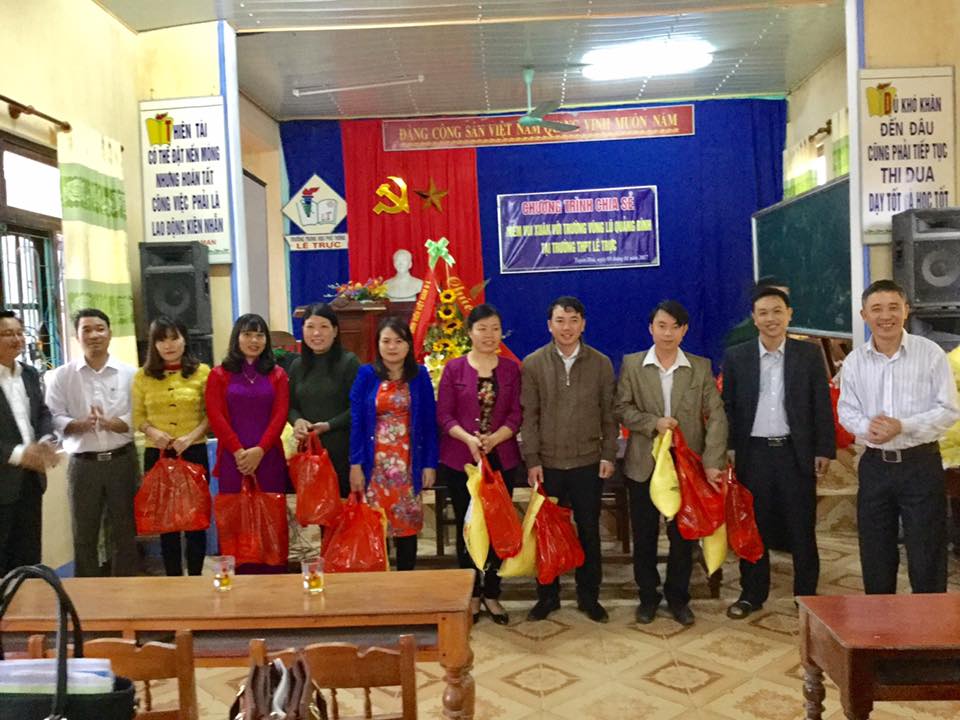 Tại Trường THPT Lê Trực, đoàn đã trao 77 phần quà Tết