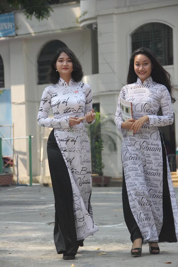 Mặc áo dài là trang phục mang tính truyền thống và văn hóa đặc trưng của người Việt Nam. Nhưng bạn có biết một chiếc áo dài được mặc đúng cách và ý thức sẽ tôn lên vẻ đẹp của người mặc? Hãy cùng xem những hình ảnh minh họa để hiểu rõ hơn về ý thức khi mặc áo dài nhé!