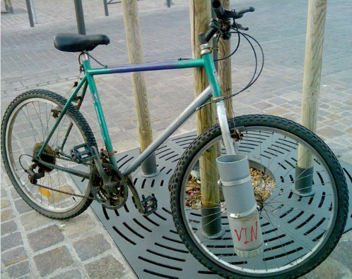 
Một chiếc xe đạp rất Pháp với bình đựng rượu vang ở phía trước. Ảnh: Twitter
