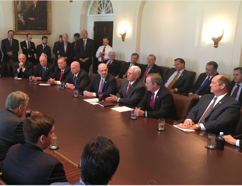 Bức ảnh phó Tổng thống Mike Pence đăng tải cho thấy cuộc họp không có phụ nữ tham gia. Ảnh: Twitter